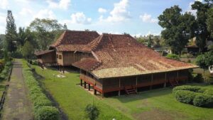 Menelusuri Wisata Sejarah Di Palembang Dengan Rental Motor